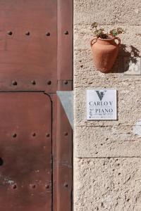 a door with a sign that says garden and playing at B&B Carlo V in Crotone