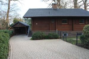 une grande maison en bois avec une passerelle menant à celle-ci dans l'établissement Ferienhaus Buchenblick, à Ankelohe