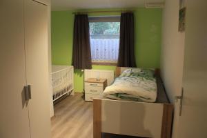 - une petite chambre avec un lit et une fenêtre dans l'établissement Ferienhaus Buchenblick, à Ankelohe