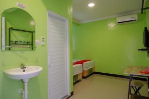 A bathroom at RedDoorz @ Jalan Gatot Subroto Semarang