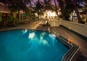The Atrium Beach Resort and Spa, Ascend Hotel Collection内部或周边的泳池