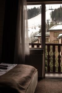 Postel nebo postele na pokoji v ubytování Dovbushanka Hotel