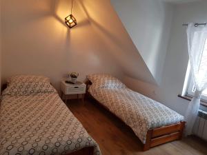 Posteľ alebo postele v izbe v ubytovaní Apartamenty Pod Sosnami Ostróda Międzylesie 6os