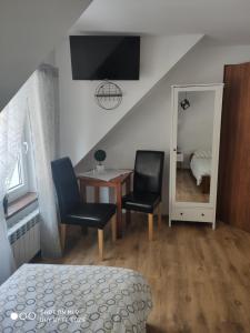 Televízia a/alebo spoločenská miestnosť v ubytovaní Apartamenty Pod Sosnami Ostróda Międzylesie 6os