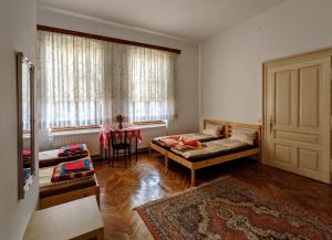 a living room with a couch and a table at Gästehaus Honigberg next to the Fortified Church of Harman in Hărman