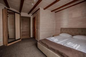 Postel nebo postele na pokoji v ubytování Dovbushanka Hotel