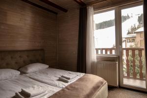 Postel nebo postele na pokoji v ubytování Dovbushanka Hotel