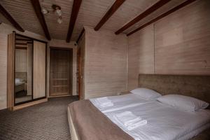 Postel nebo postele na pokoji v ubytování Dovbushanka Hotel