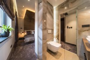 a bathroom with a toilet and a shower and a sink at Kameralny in Zielona Góra