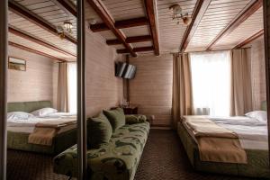 Postel nebo postele na pokoji v ubytování Dovbushanka Hotel