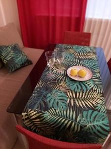 uma mesa com dois ovos em cima em Lux Apartment, Liko Grad em Kiev