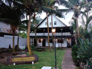 una casa con palmeras y un cartel delante en Caribbean Queen en San Andrés