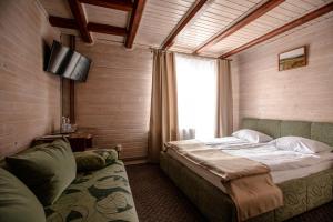 Postel nebo postele na pokoji v ubytování Dovbushanka Hotel