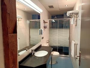 Koupelna v ubytování Tresanea Apartamentos