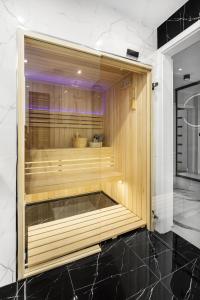 sauna ze szklaną ścianą w pokoju w obiekcie Apartament Zacisze z prywatną sauną w Szczyrku