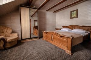 Postel nebo postele na pokoji v ubytování Dovbushanka Hotel