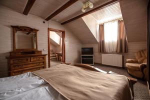 Postel nebo postele na pokoji v ubytování Dovbushanka Hotel