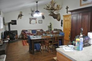 Vernon的住宿－Rustic Red River Retreat，客厅配有桌子和沙发