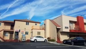 格伦代尔Motel 6 Glendale CA Pasadena Burbank Los Angeles的停在大楼前停车场的白色汽车