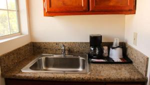eine Küchentheke mit einer Spüle und einer Kaffeemaschine in der Unterkunft Motel 6 Glendale CA Pasadena Burbank Los Angeles in Glendale