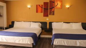 Motel 6 Glendale CA Pasadena Burbank Los Angeles客房内的一张或多张床位