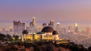 格伦代尔Motel 6 Glendale CA Pasadena Burbank Los Angeles的一座位于山丘上的建筑,以城市为背景