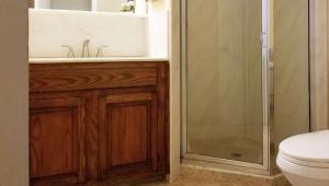 Un baño con ducha, lavabo e inodoro. en Pacific Heights Inn, en San Francisco 25 fotos más