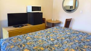 En TV eller et underholdningssystem på Country Place Inn and Suites White Haven