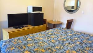 TV a/nebo společenská místnost v ubytování Country Place Inn and Suites White Haven