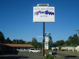 Znak niebieskiego górskiego motelu na ulicy w obiekcie Blue Mountain Motel w mieście Okanogan