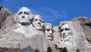 Una montaña de piedra con caras de presidentes. en Keystone Boardwalk Inn and Suites en Keystone