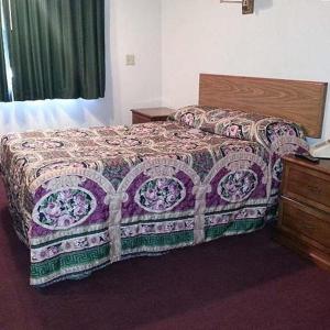 A bed or beds in a room at Countryside Inn Motel Albert Lea