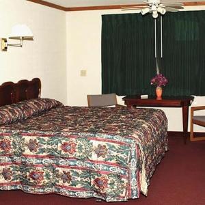Säng eller sängar i ett rum på Countryside Inn Motel Albert Lea