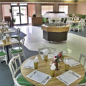 uma sala de jantar com mesas e cadeiras e um restaurante em Castaways Resort and Suites em Freeport