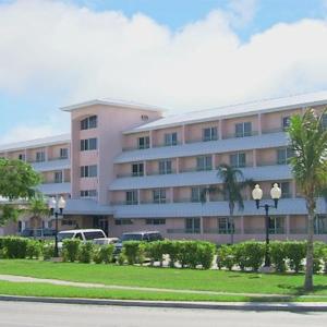 um grande edifício com carros estacionados em frente em Castaways Resort and Suites em Freeport