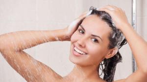 une femme se lave les cheveux sous la douche dans l'établissement Sun Plaza Motel, à Silver Springs