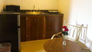 eine Küche mit einem Tisch und einer Blumenvase darauf in der Unterkunft M Star Hotel Mansfield in Mansfield