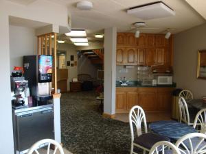 cocina y comedor con nevera y sillas en Wilmington Inn, en Wilmington