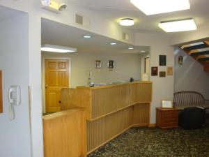 uma sala de espera com um espelho grande e um salão de cabeleireiro em Wilmington Inn em Wilmington