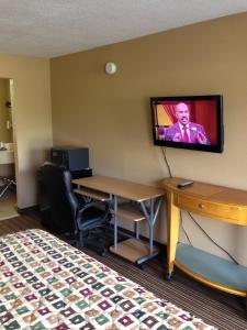 Una televisión o centro de entretenimiento en Country Inn Motel Vivian