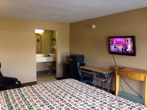 Una televisión o centro de entretenimiento en Country Inn Motel Vivian