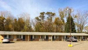 a building with cars parked in a parking lot at Alma Motel in Alma