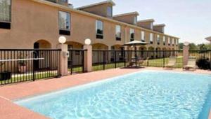 Πισίνα στο ή κοντά στο Gray Inn & Suites