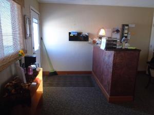 a hotel room with a reception desk in a room at Arrowhead Inn New Salem in New Salem
