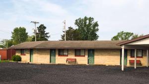 um edifício com um banco à frente em Motel Forrest Rockville em Rockville
