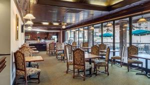 A restaurant or other place to eat at Magnuson Grand Hotel and Conference Center Tyler