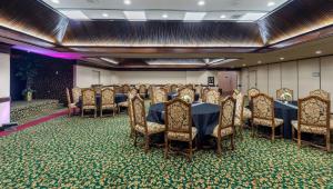 Posezení v ubytování Magnuson Grand Hotel and Conference Center Tyler