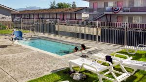 布里奇波特的住宿－魯比布里奇波特汽車旅館，游泳池,有两人坐在其中