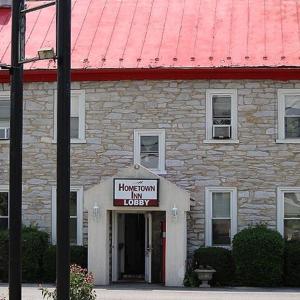 un edificio de ladrillo con un cartel que dice empleado de Hogtown en Hometown Inn Staunton, en Greenville