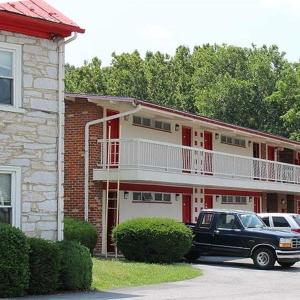 un camión negro estacionado frente a un edificio en Hometown Inn Staunton, en Greenville